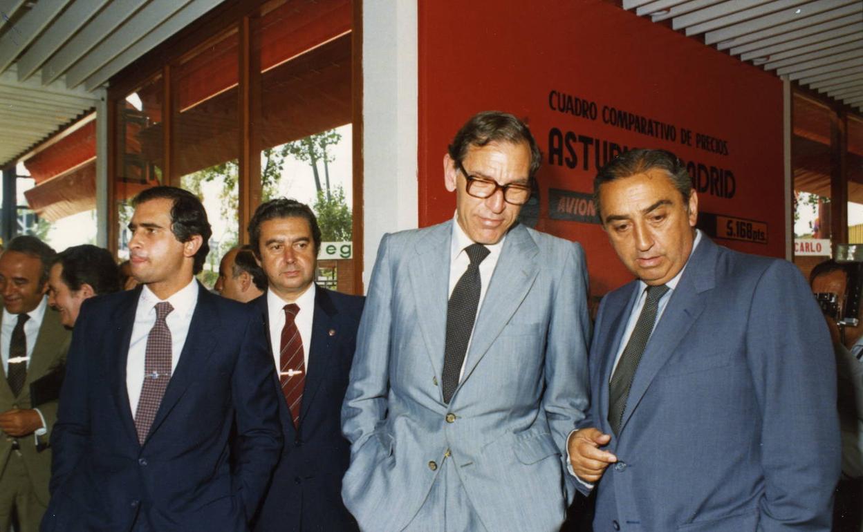 Jorge Fernández Díaz, gobernador civil de Asturias; Claudio Fernández Junquera, Alejandro Rebollo, presidente de Renfe y José Cosmen Adelaida, presidente de ALSA en la Feria de Muestras de 1980. 