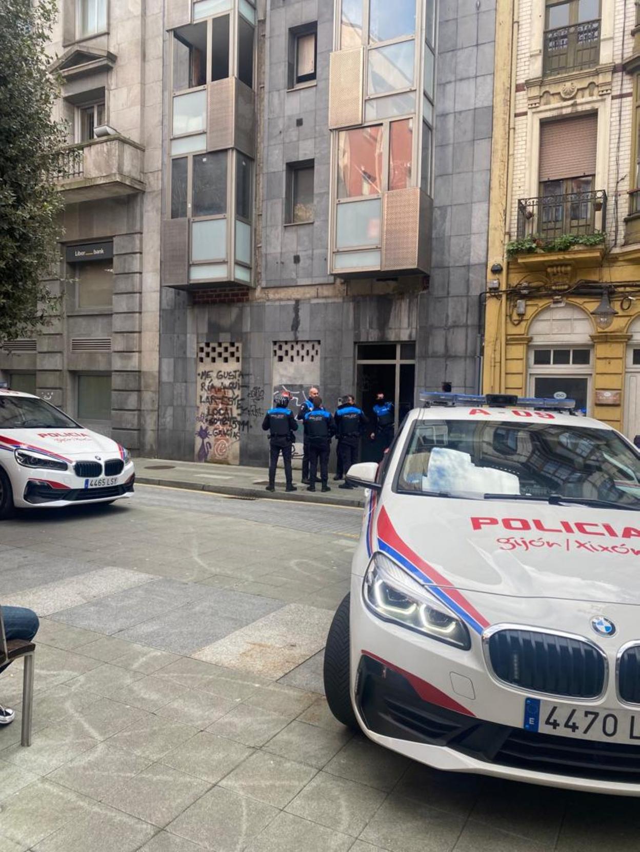 Despliegue de la Policía Local ayer en el edificio okupado de la plaza del Presi. 