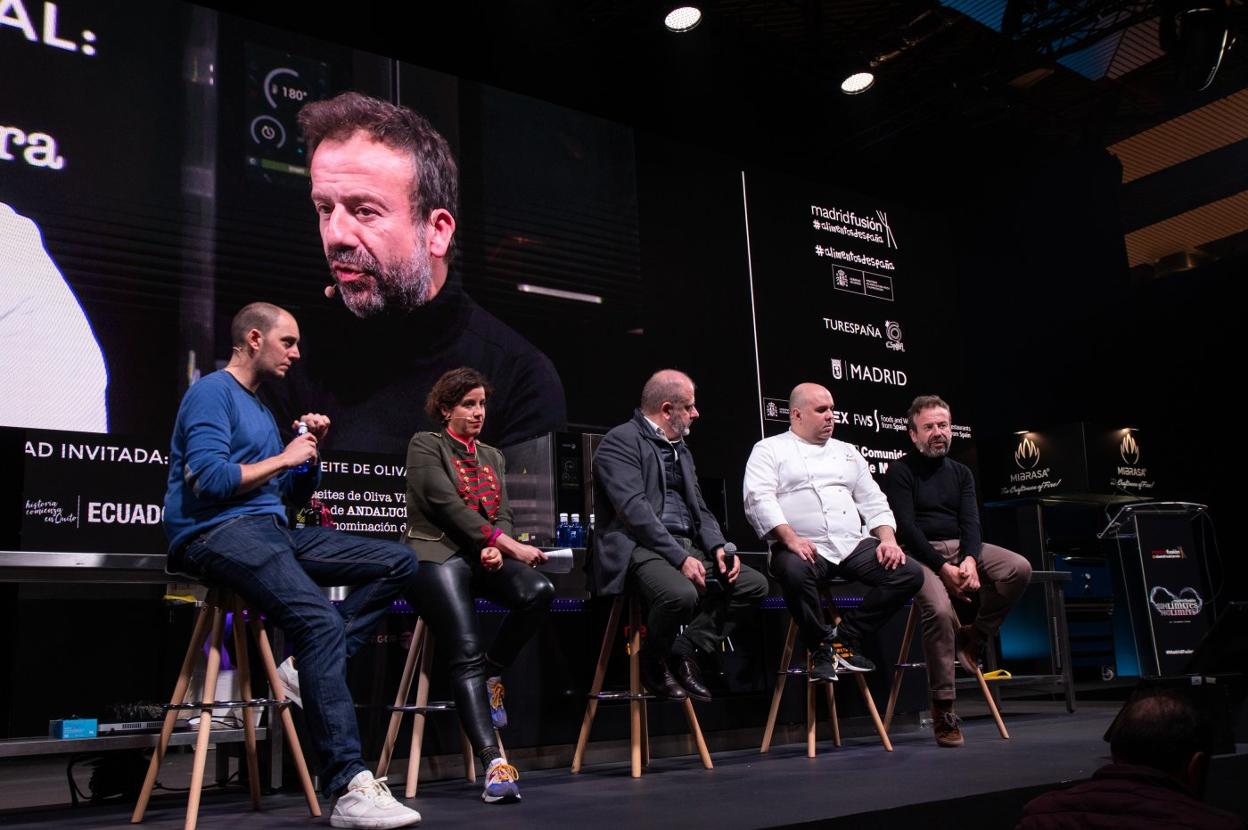 Nacho Manzano, a la derecha, intervino en este encuentro sobre la cocina española en el extranjero junto a Martí Carlos Martínez, Elisa Carbonell, Benjamín Lana y Dany Lledó. 