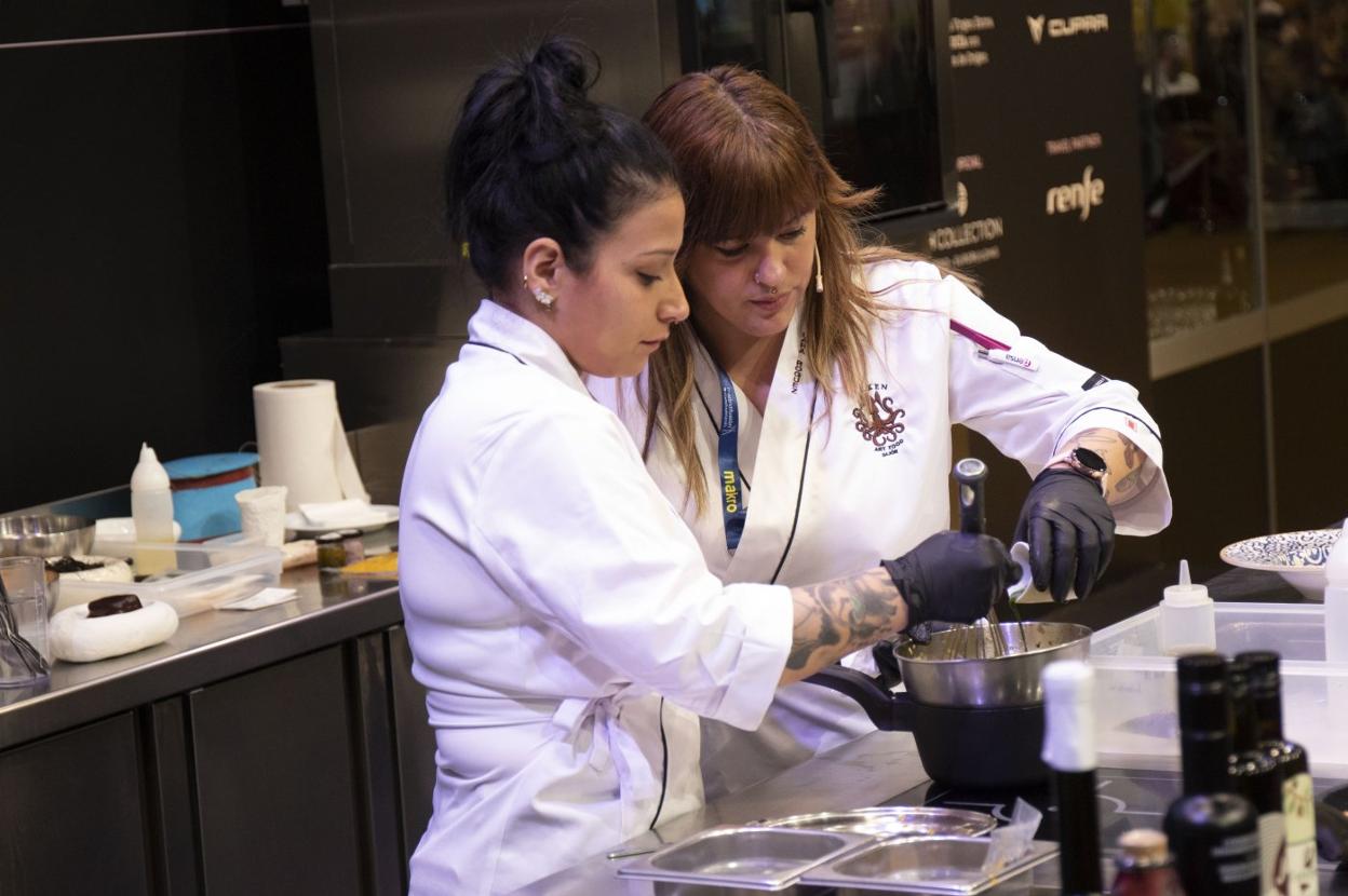 Fernanda Trujillo y Lara Roguez cocinan con grasa de lubina. 