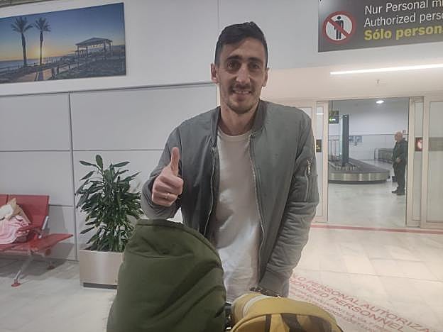 Mariño desembarca en Almería y el Sporting ya le busca competencia a Cuéllar