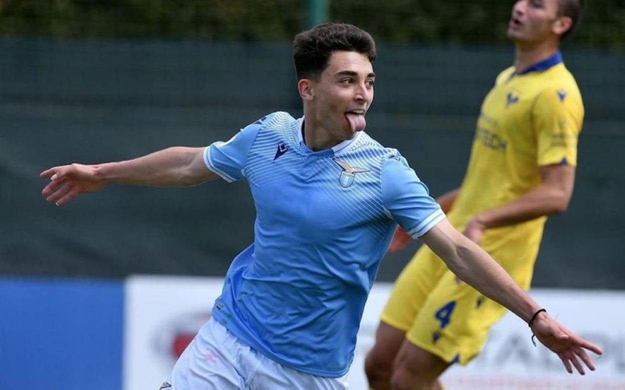 Raúl Moro celebra un tanto logrado con la camiseta de la Lazio.