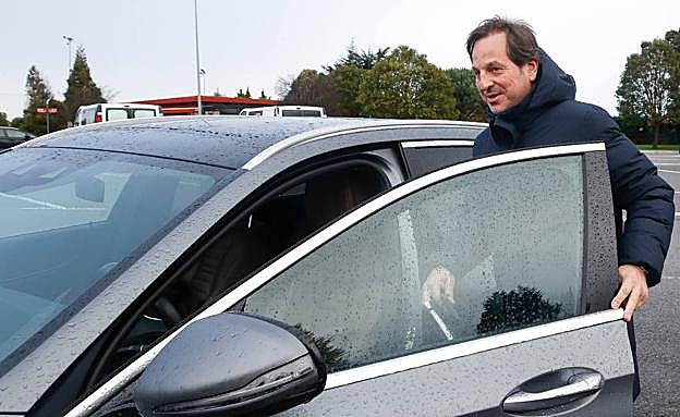 Gelu Rodríguez, agente de José Gragera, a la salida de la reunión con el Sporting.