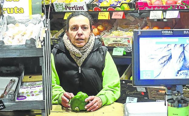 Beatriz Cabal Alonso, en la frutería Suu.