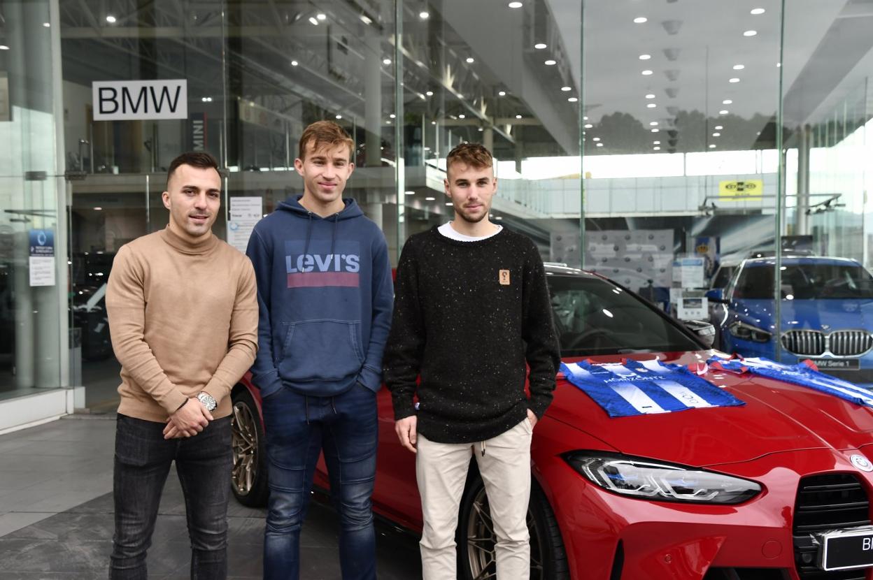 Luis Valcarce, Rodri Suárez y César García, antes de ser presentados como nuevos jugadores del Real Avilés.