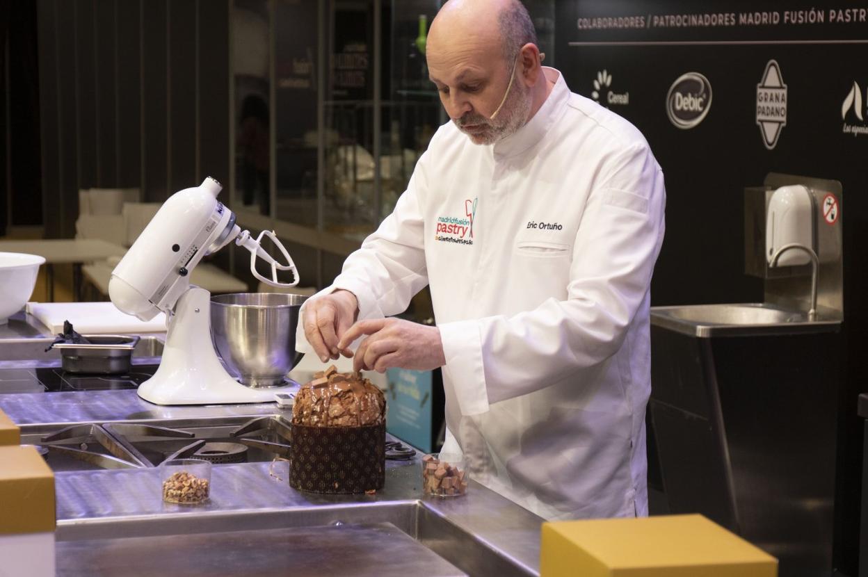 Eric Ortuño trata uno de sus panetones. 