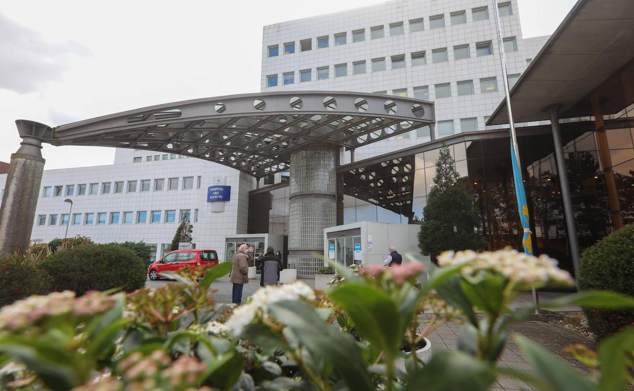 Hospital Universitario San Agustín de Avilés, donde fue trasladado el herido.