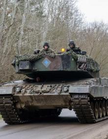 Imagen secundaria 2 - Arriba, un Abrams avanza por las calles de Irak con la protección de unidades de infantería. Abajo, una imagen del manual de los Marines para proteger los tanques y un Leopard polaco.