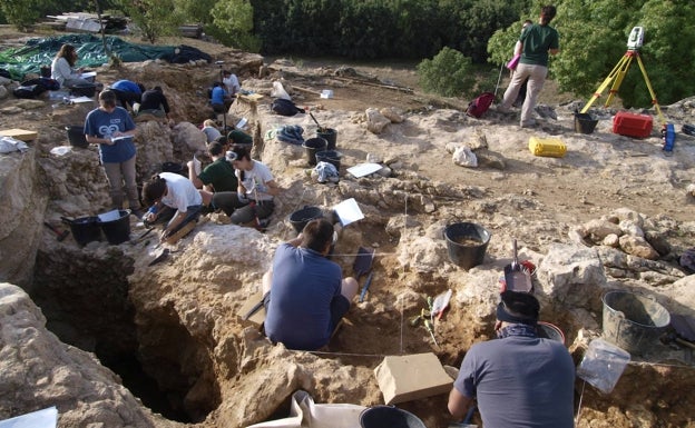 Vista de la excavación en la Cueva Des-Cubierta. 