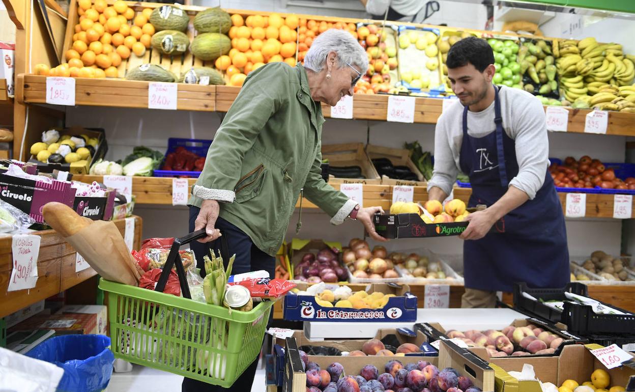 Clienta comprando en una frutería. 