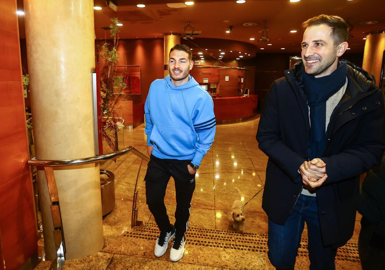 Manu Vallejo, a su llegada al hotel donde se hospeda, tras llegar a Oviedo por carretera desde Gerona.