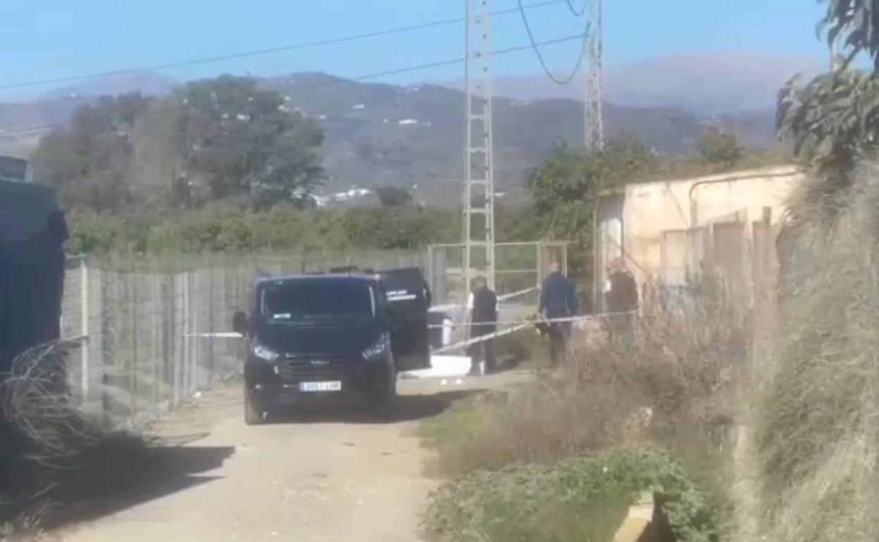 Agentes de la Policía Nacional, la comisión judicial y empleados de la funeraria, en el escenario del crimen. 