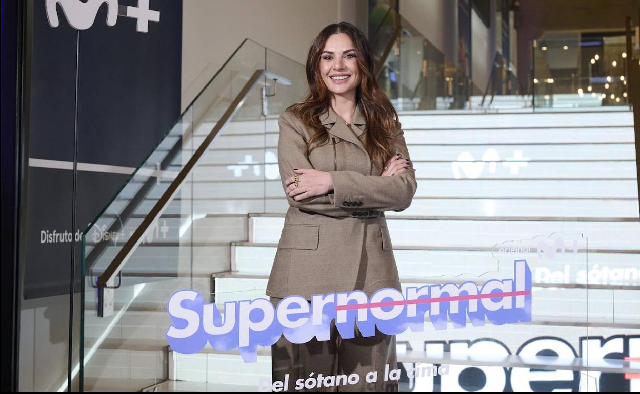 Miren Ibarguren posa en el interior del edificio de Telefónica, en el centro de Madrid.