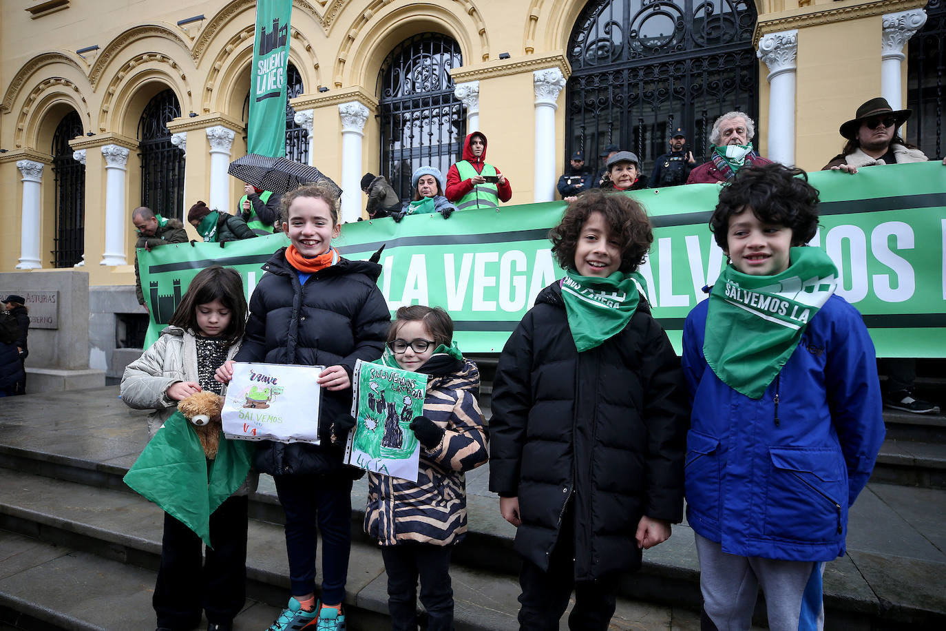 Fotos: Concentración en Oviedo contra el proyecto para la fábrica de La Vega