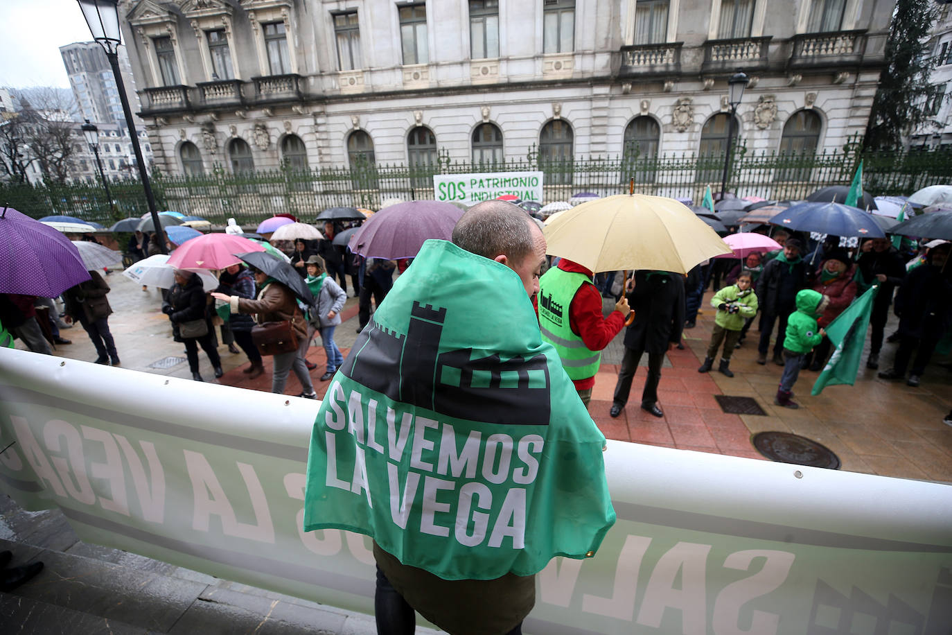 Fotos: Concentración en Oviedo contra el proyecto para la fábrica de La Vega