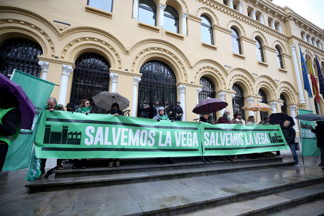 Fotos: Concentración en Oviedo contra el proyecto para la fábrica de La Vega