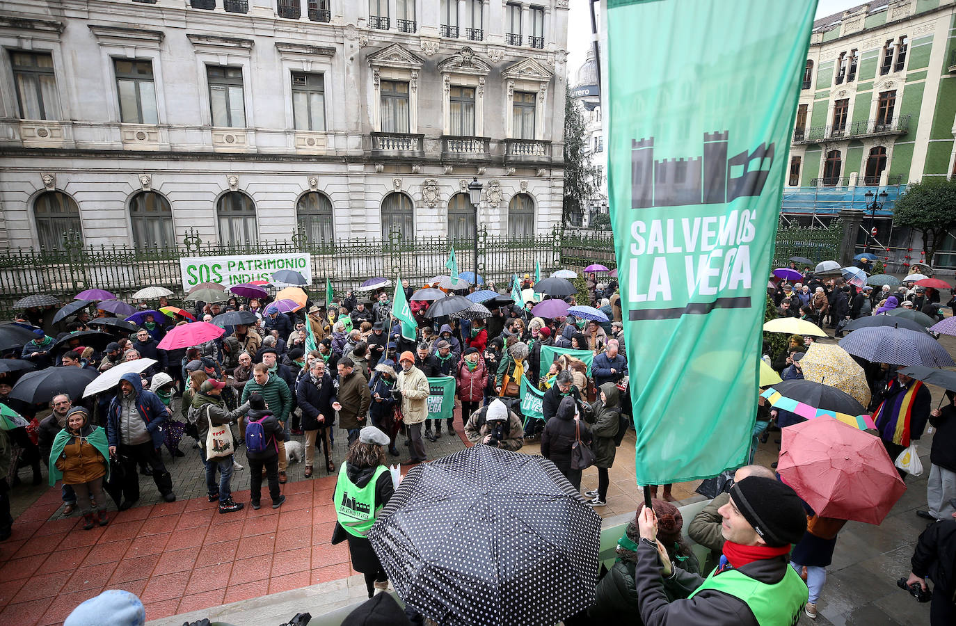 Fotos: Concentración en Oviedo contra el proyecto para la fábrica de La Vega