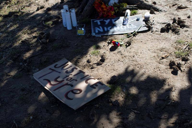 Un par de carteles piden justicia para Tyre Nicholson en un altar improvisado