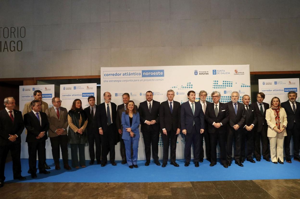 Los presidentes de las tres comunidades autónomas, con autoridades e invitados, en la cumbre de Santiago. 