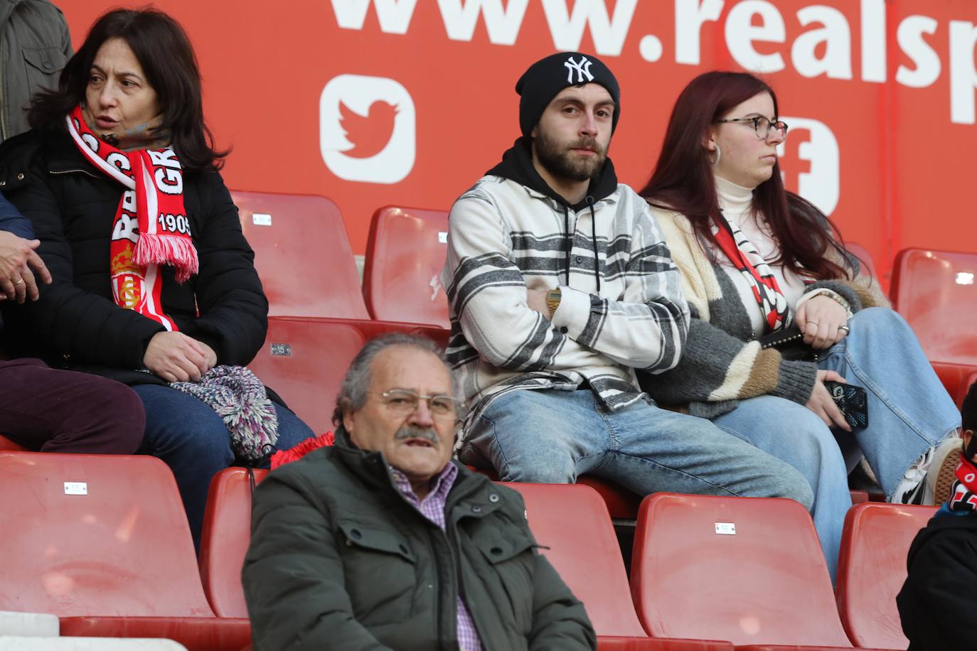 Fotos: ¿Estuviste en el Sporting-Málaga? ¡Búscate en las fotos!