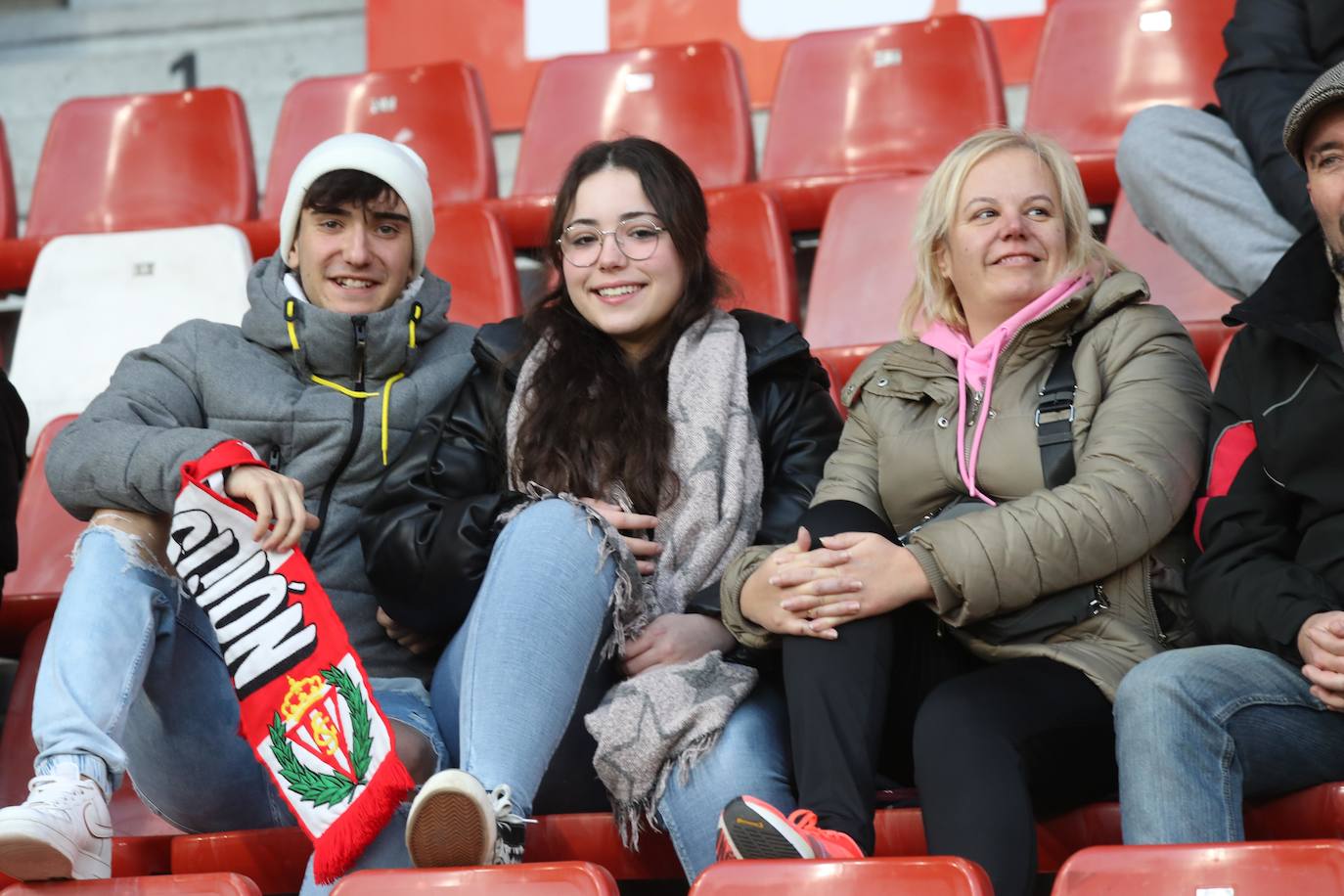 Fotos: ¿Estuviste en el Sporting-Málaga? ¡Búscate en las fotos!