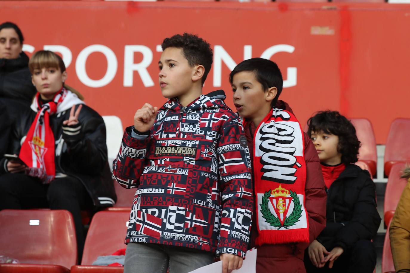 Fotos: ¿Estuviste en el Sporting-Málaga? ¡Búscate en las fotos!