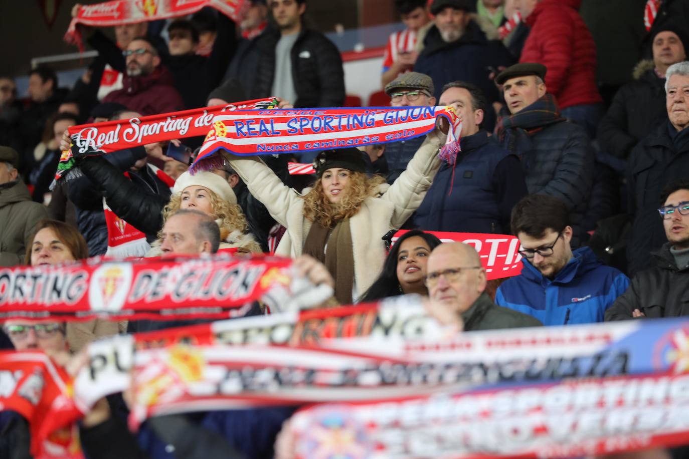 Fotos: ¿Estuviste en el Sporting-Málaga? ¡Búscate en las fotos!