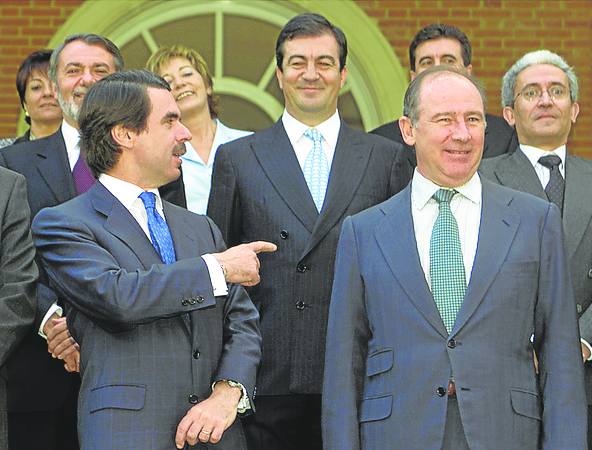 PP. Aznar bromea con Cascos y Rato tras la toma de posesión de su segundo Gobierno en abril de 2000. efe