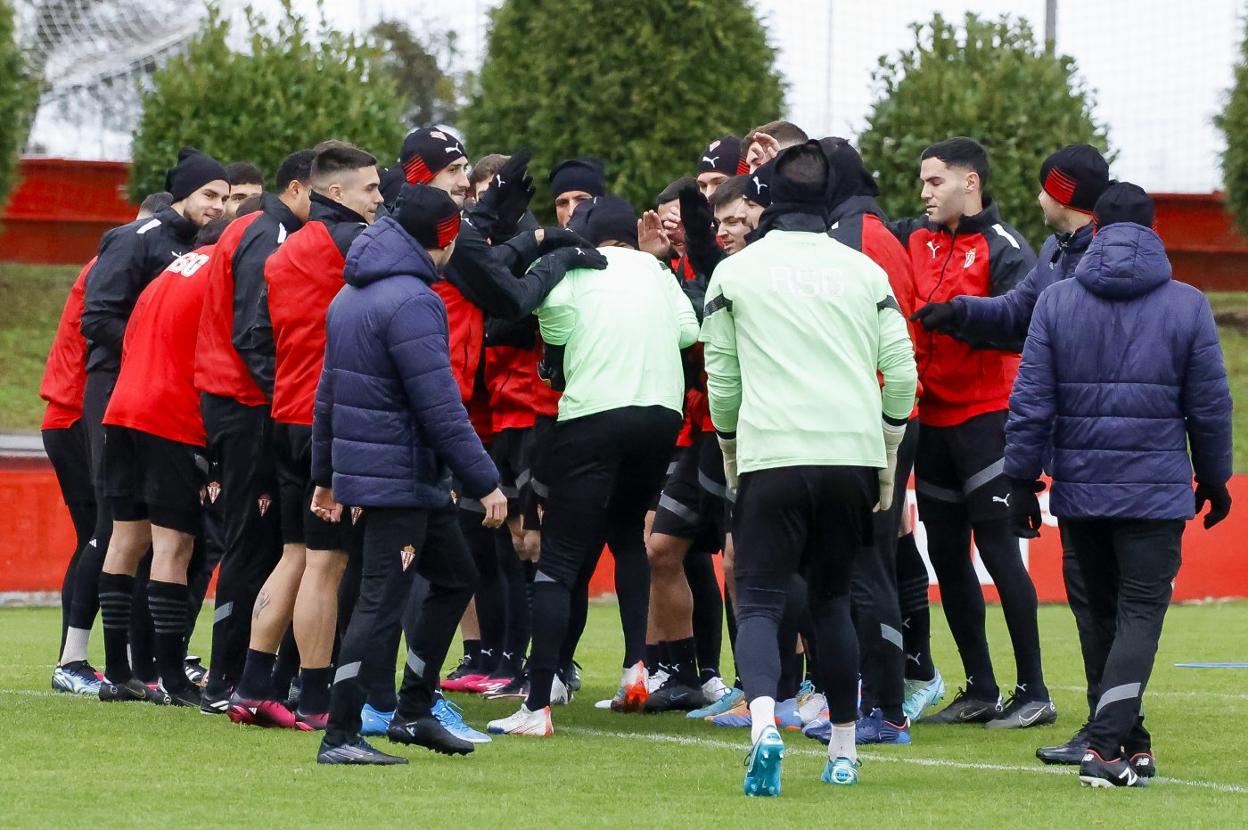 Los jugadores del Sporting, ayer, en Mareo, hacen un pasillo para recibir a Guillermo de Amores, el último fichaje del equipo rojiblanco hasta el momento. 