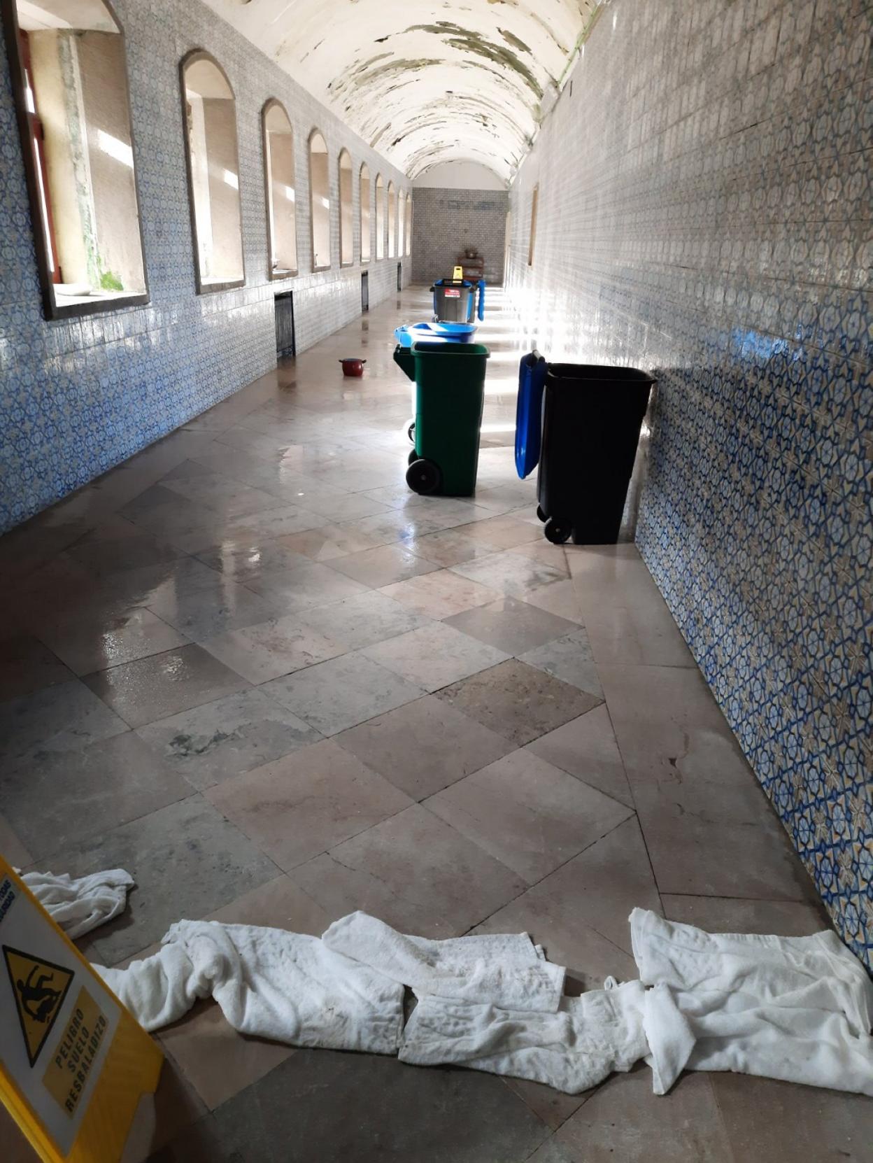 Cubos en el pasillo para evitar que se encharque. 