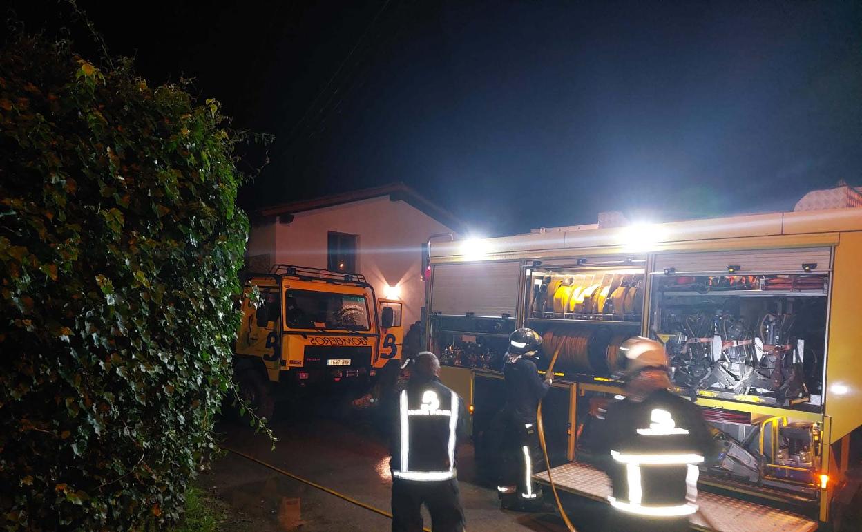 Efectivos de Bomberos del SEPA sofocaron las llamadas del incendio en una vivienda de Piedra.