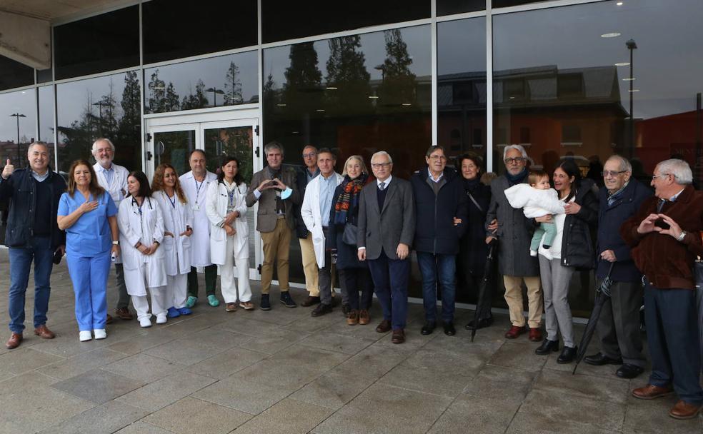 De izquierda a derecha, Juan Carlos Llosa, cirujano cardiovascular; Lola Escudero, coordinadora autonómica de Trasplantes y jefa de la UCI polivante; Arturo Giribet, médico adjunto de la UCI Cardíaca; Vanesa Alonso, cardióloga de Insuficiencia Cardíaca; Cristina Fidalgo Muñiz, enfermera de la misma unidad; Benjamín Otero, de la coordinación de Trasplantes; Beatriz Díaz Molina, jefa de sección de Insuficiencia Cardíaca Avanzada; Jacobo Silva, jefe de servicio de Cirugía Cardíaca; José Antonio Barón, anestesista; Félix Fernández, jefe de Anestesia;María José Bernardo, enfermera jubilada de trasplantes de corazón;José Luis Lambert, exdirector de la Unidad de Insuficiencia Cardíaca y Trasplantes; José Luis Naya, coautor del primer implante;Juana Cautado, enfermera especializada, y José María Valle, cirujano que hizo el primer trasplante. A su lado, tres pacientes trasplantados: Adelaida Valdés, Jorge Montes y Horacio Villaverde. 