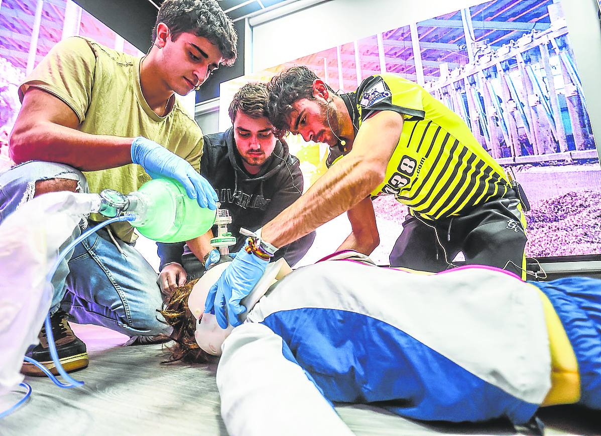 Instituto de las emergencias (IEDUCAE). Oviedo. 160 alumnos. Imparte un ciclo de grado medio de dos años de duración. A 60 alumnos (30 por curso) de forma presencial y a cien en la modalidad a distancia. La proporción de hombres y mujeres ya es del 50% a partes iguales. «La demanda es enorme», con un 90% de inserción laboral.