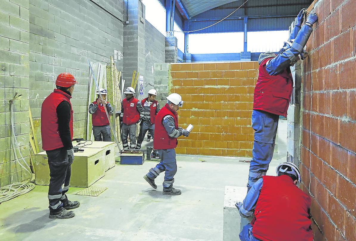 Fundación laboral de la construcción (ribera de arriba-gijón) 2.100 alumnos formados en 2022. De ellos, 1.200 cursaron la formación en prevención de riesgos laborales, necesaria para entrar en el sector y 900, la relativa a oficios. En 2022, prevé llegar a 3.000. Uno de los cursos con más inserción es el de fachadas ventiladas.