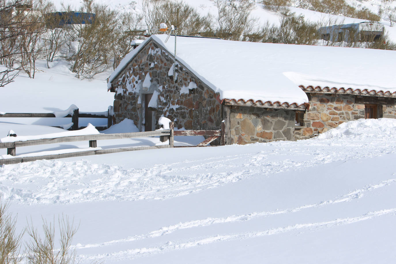 Fotos: Fuentes de Invierno se llena de esquiadores para disfrutar de la nieve