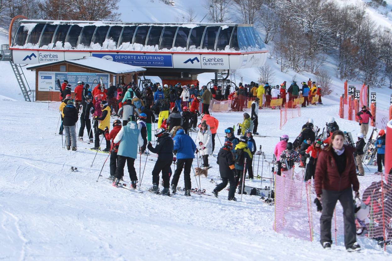 Esquiadores hacen cola para acceder al remonte de Fuentes de Invierno. 