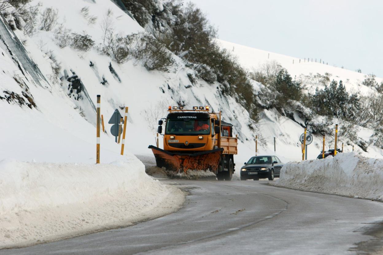 Una máquina quitanieves limpia la carretera que da acceso al puerto de San Isidro, donde es obligatorio el uso de cadenas. 