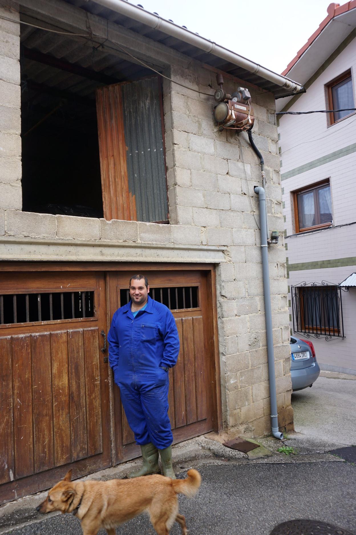 Fernando Caso, delante de su cuadra situada en La Callejuca, una de las dos que hoy le serán clausuradas en el pueblo de Suarías. 