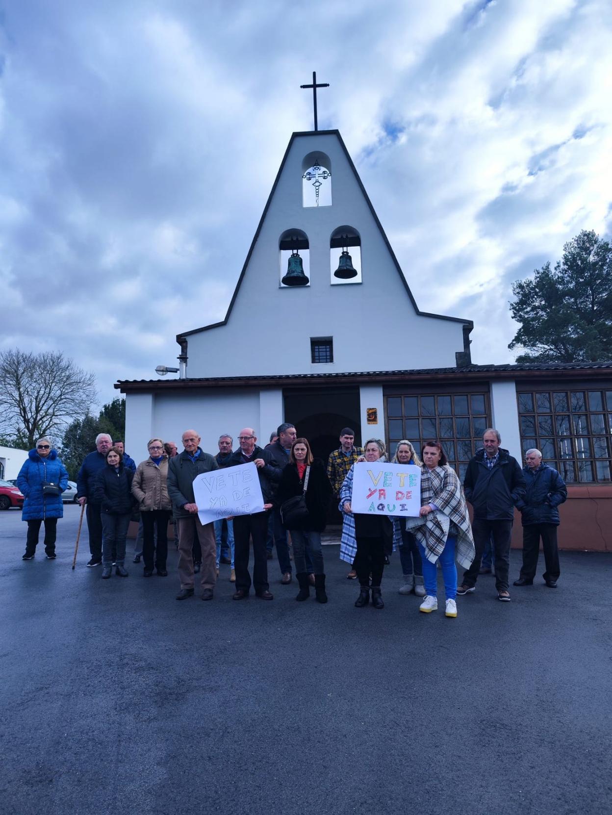 Un grupo de vecinos frente a la iglesia de Pruvia. 