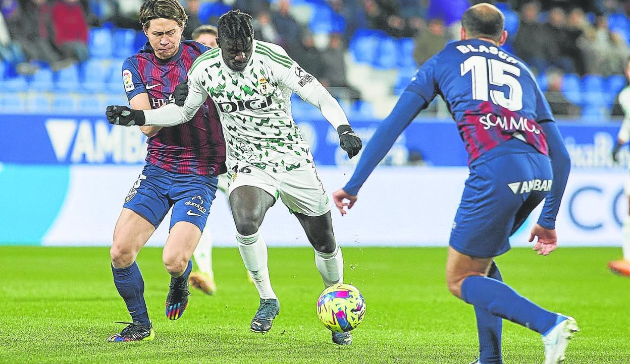 Obeng trata de irse de su par durante el encuentro Huesca-Real Oviedo del pasado mes de enero. 