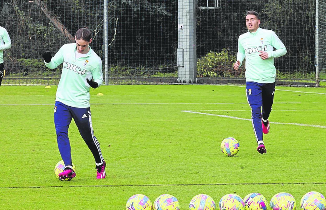 Marcelo Flores, a la izquierda, ayer, podría abandonar el club . 