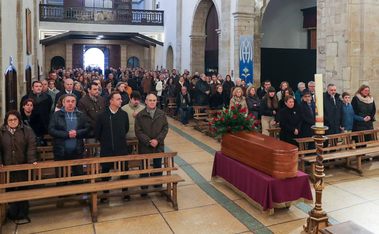La iglesia parroquial de Villaviciosa se llenó para dar el último adiós a Consuelo Busto, gerente de Sidra Mayador.