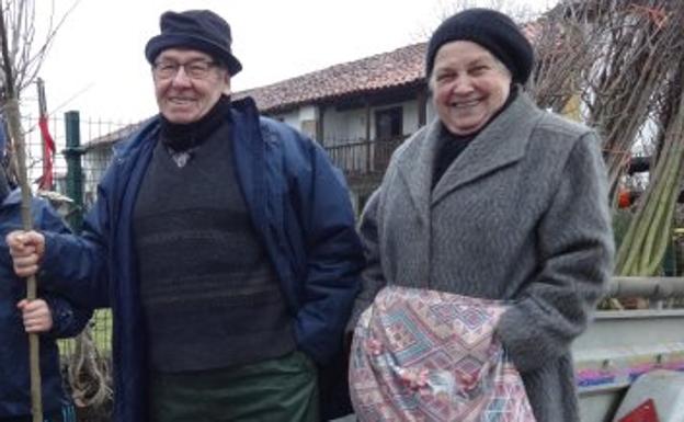 Javier y María Luisa en la feria de Corao, a donde solían llevar sus productos.