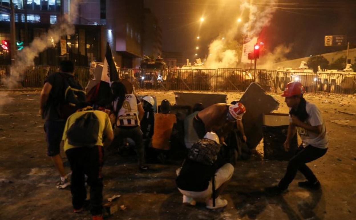 Un grupo de manifestantes se enfrentan con la Policía en Lima. 