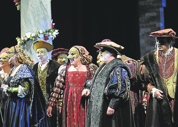 Baile de máscaras en en el cuarto acto de la representación.
