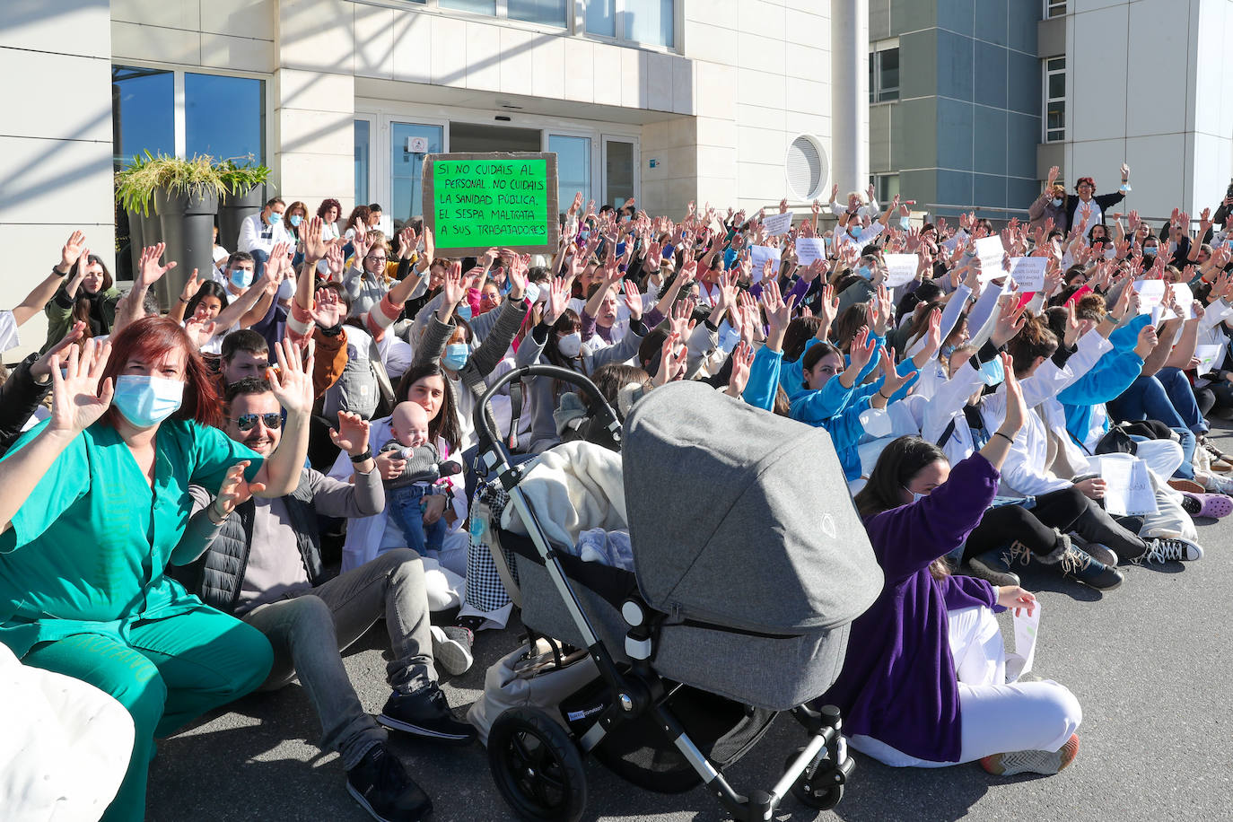 Fotos: Las enfermeras de Gijón protestan por la «precariedad del sector»