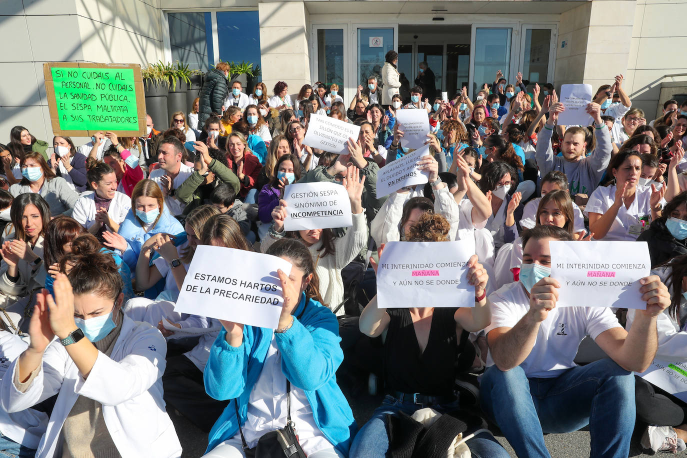 Fotos: Las enfermeras de Gijón protestan por la «precariedad del sector»