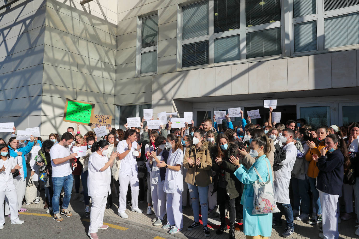 Fotos: Las enfermeras de Gijón protestan por la «precariedad del sector»