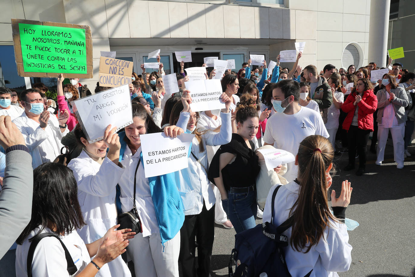 Fotos: Las enfermeras de Gijón protestan por la «precariedad del sector»