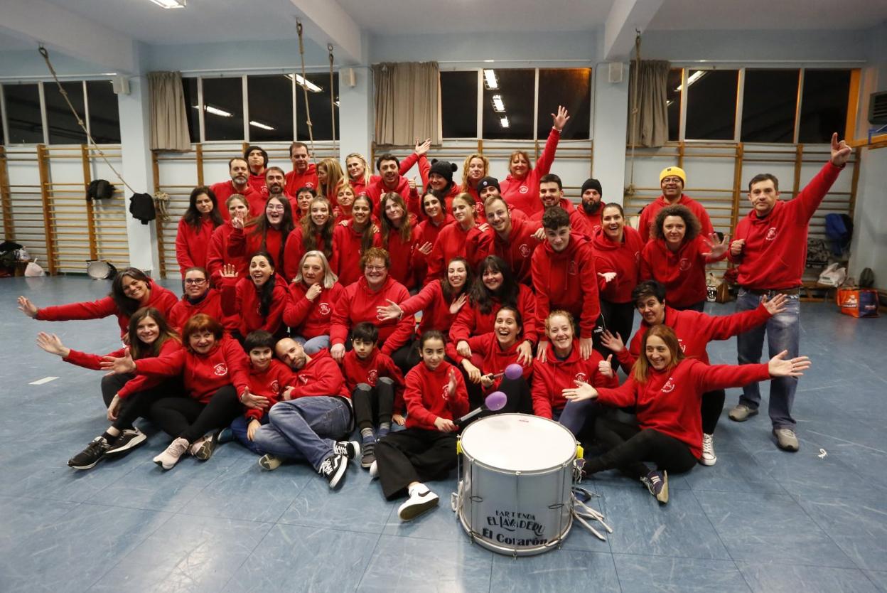 Los Gijonudos ultiman los preparativos en el gimnasio del colegio Río Piles para sorprender en el Antroxu de este año. 